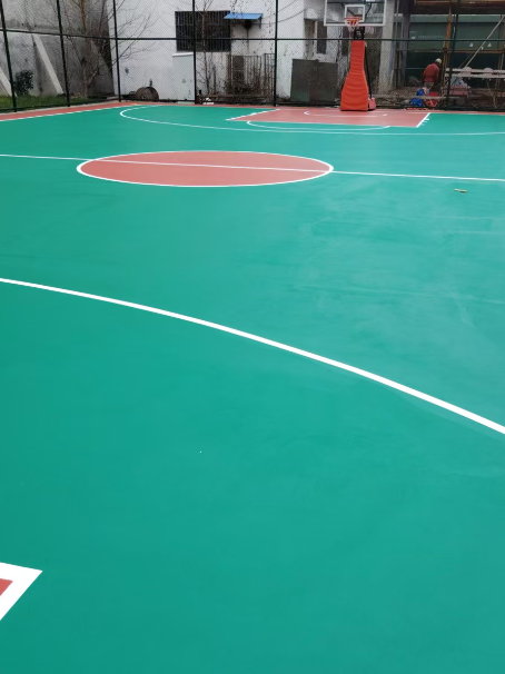 泰和 球场长期使用易出现地面开裂